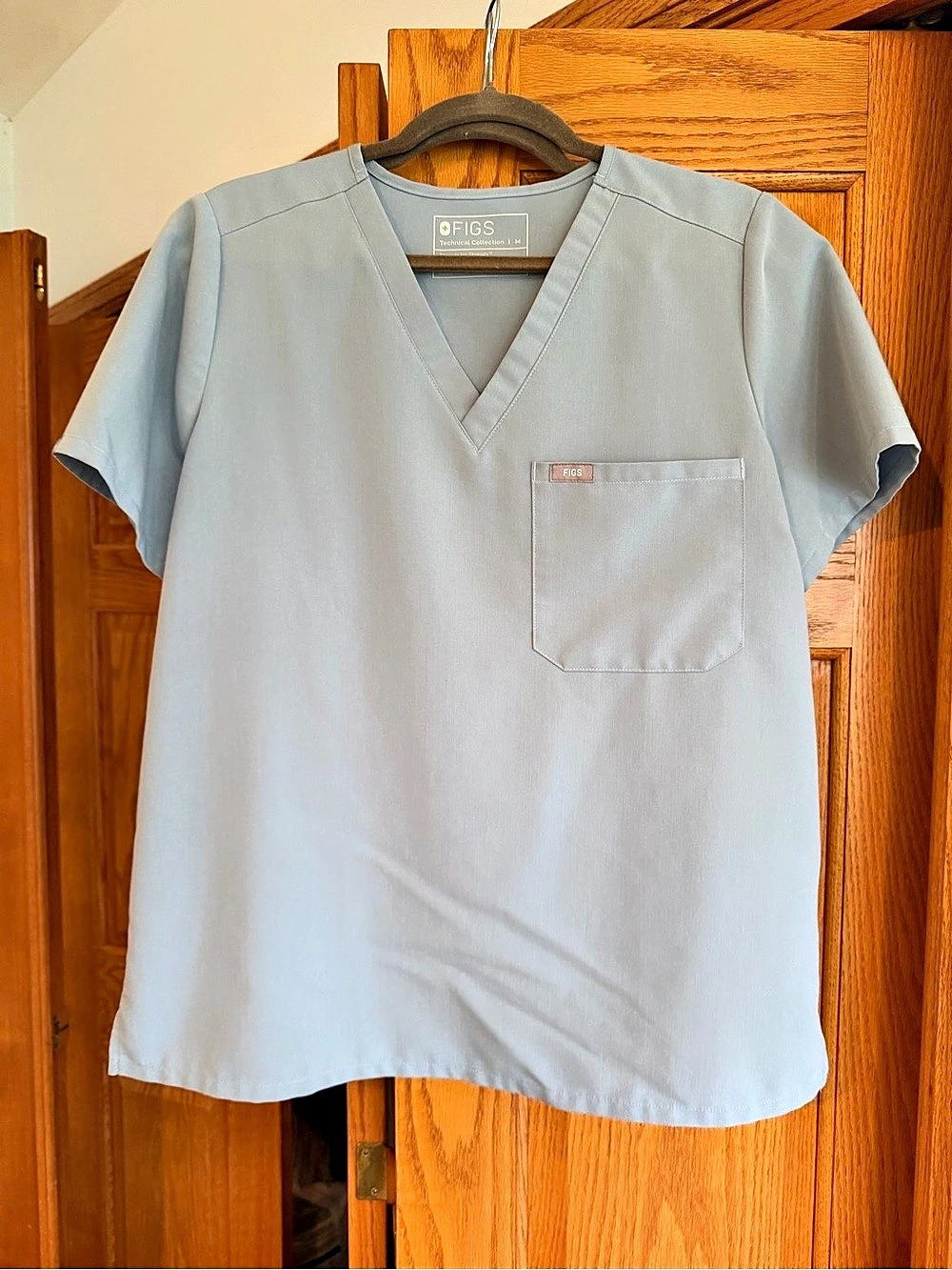 FIGS Catarina One-Pocket Scrub Top light dusty Blue Medium